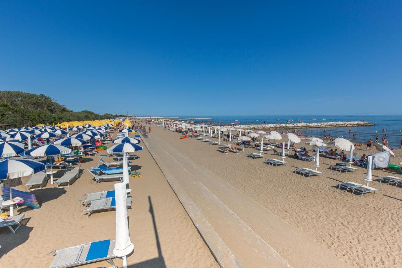 Robinia/Pinetine Lido Altanea Apartment Caorle Exterior photo
